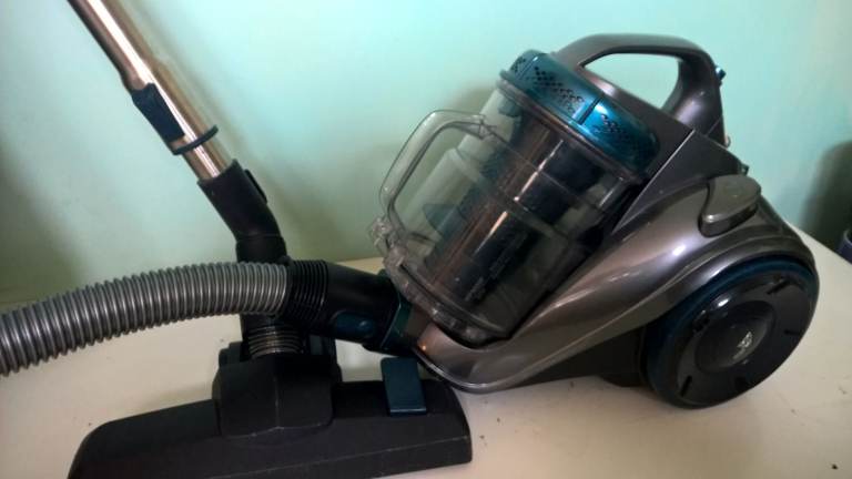 Nearly New Puppyoo WP9002F HEPA Bagless Cylinder Vacuum Cleaner,