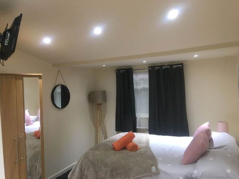 Studio to rent on Park Avenue, London