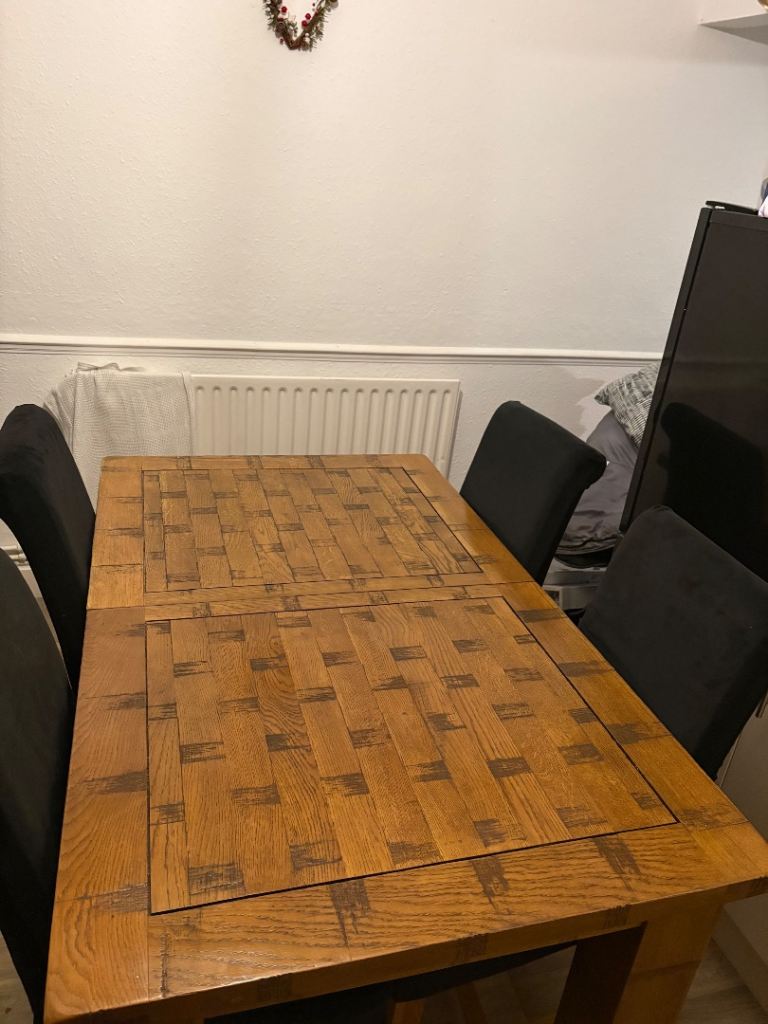 Extendable dining table + chairs