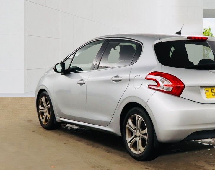 (2013 - £20 TAX PEUGEOT 208 1.4 eHDI  5 DRS*MOT-1 YEAR *like Ford Fiesta Renault Clio mazda 2