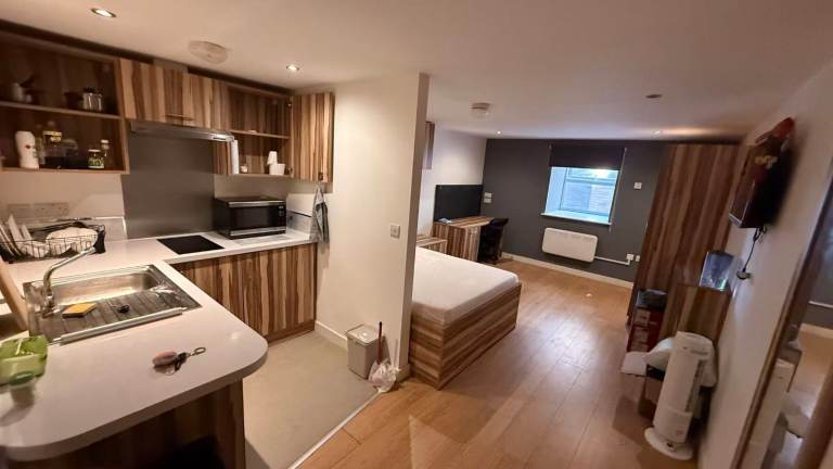 half price room in the palace studio( HD1 1QL ) 