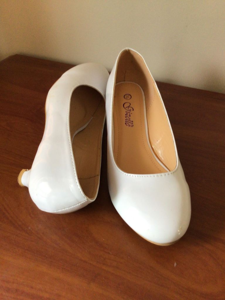 White ladies shoes size 5 with kitten heals