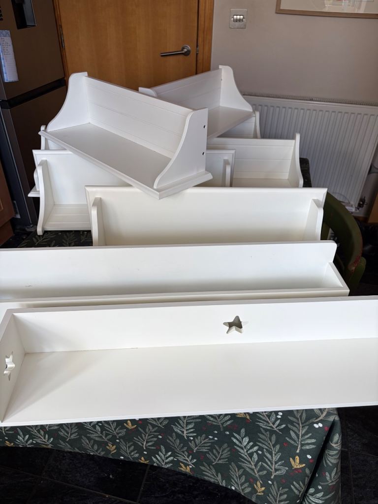 Set of 2 white shelves