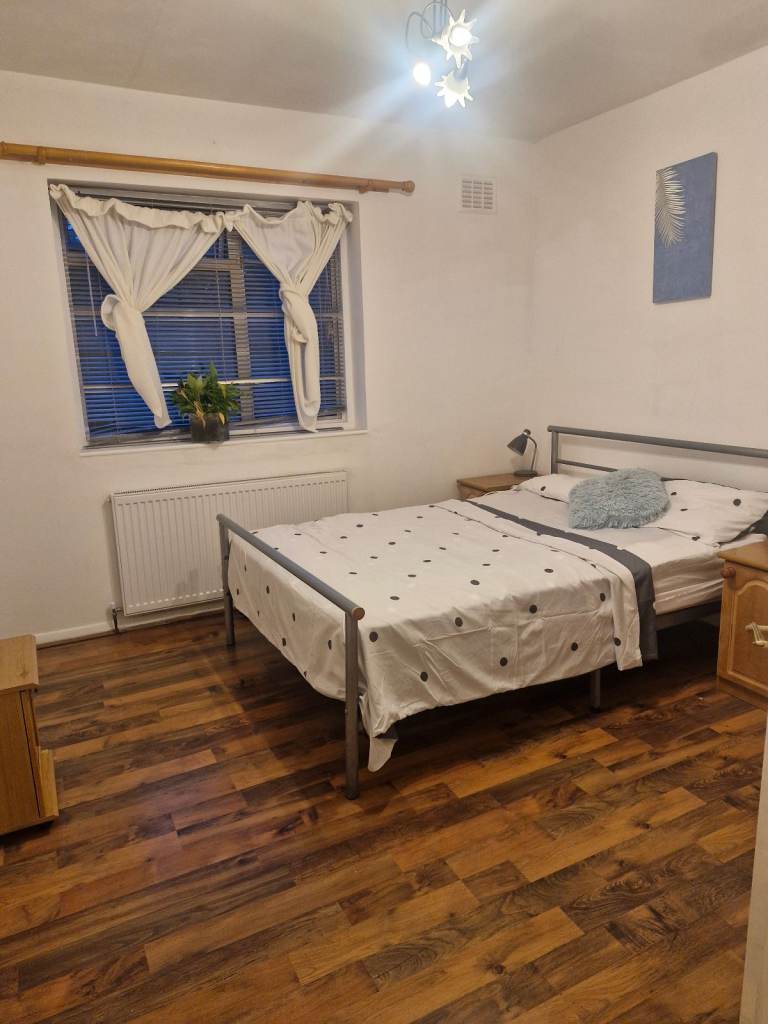Spacious double room (contemporary) Professional In whitton