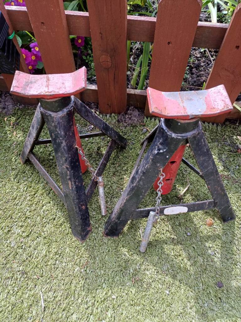 2 TONNE CAR AXLE STANDS £15 NO OFFERS DARWEN BB3 0DU OR BOLTON BL3 2JP 