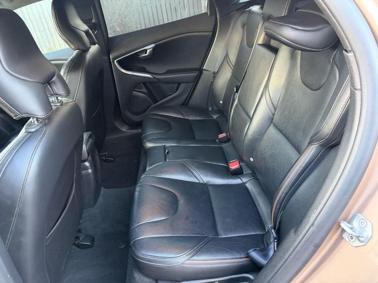 2015 Volvo V40 Cross Country 2.0 D4 Lux Nav Euro 6 (s/s) 5dr HATCHBACK Diesel Manual