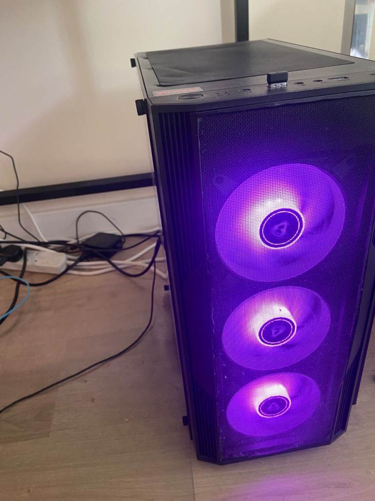 Gaming bundle: PC, monitor + accessories 