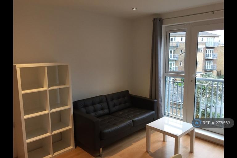 1 bedroom flat in Deancross Street, London, E1 (1 bed) (#2771563)