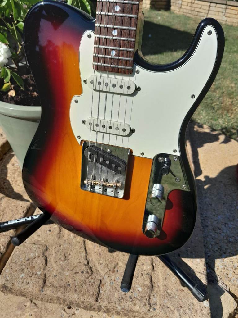 Electric Guitar (Sunburst) – VERY Good Condition.