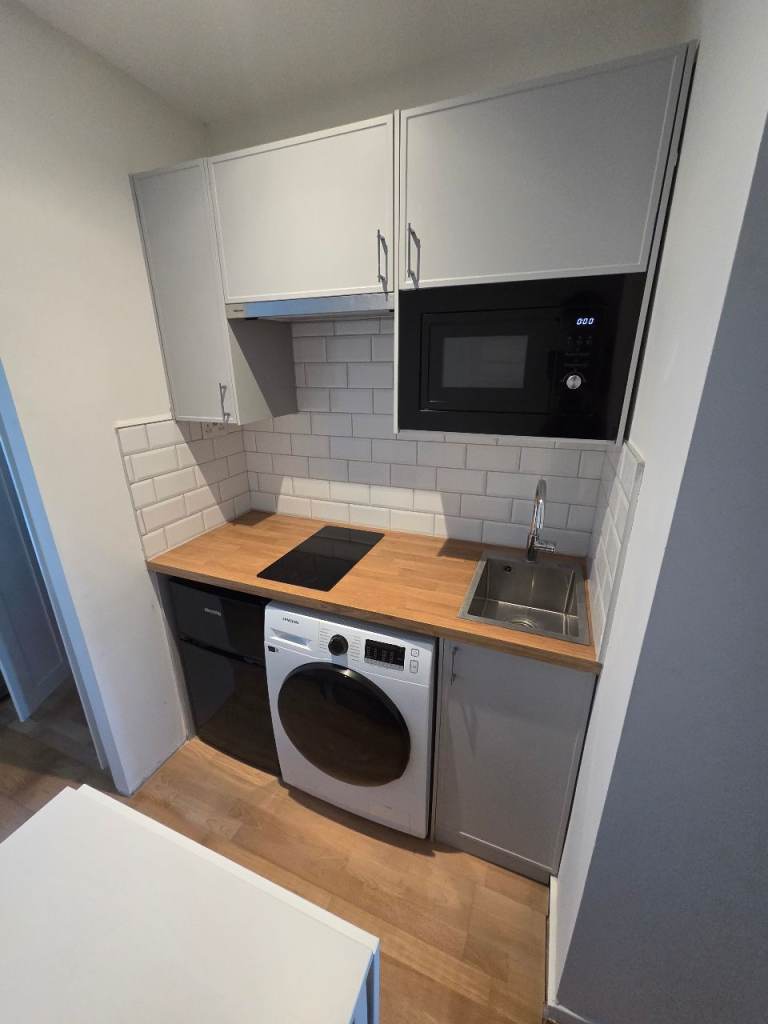 Studio flat  fully furnished bills included 