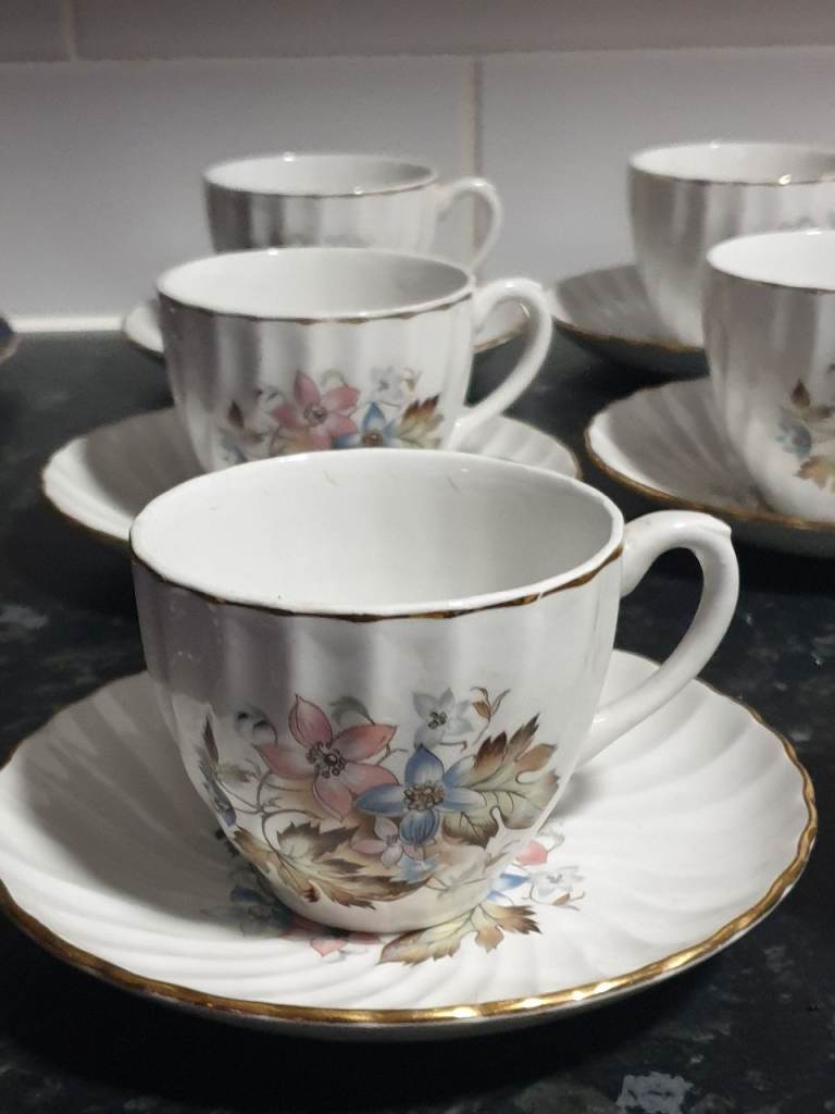 Set of 6 Floral Tea Cups and 5 Saucers – Good Condition