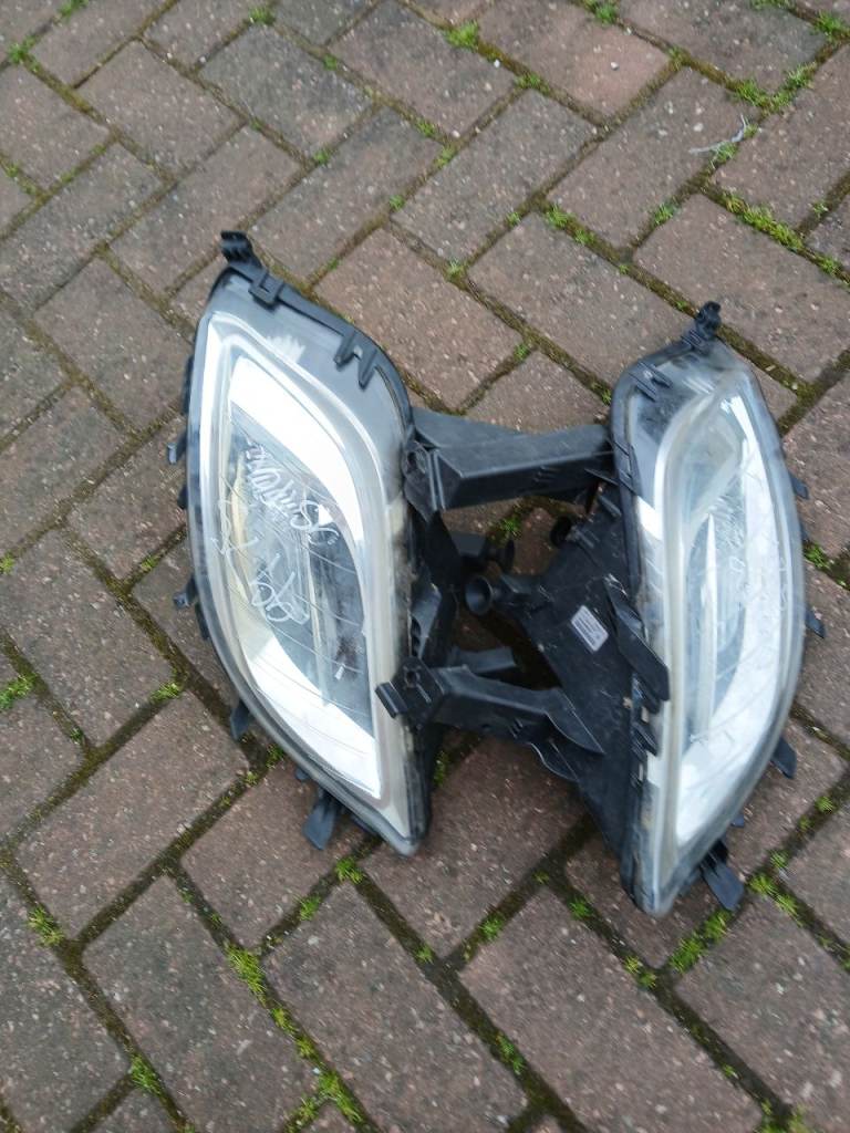 2009 -13 Astra fog light. With the LH missing a bracket 