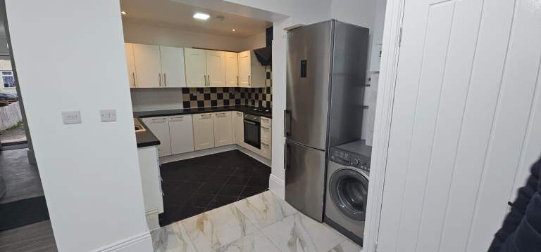 A very nice 3 bed first floor flat on Richmond road Ilford IG1
