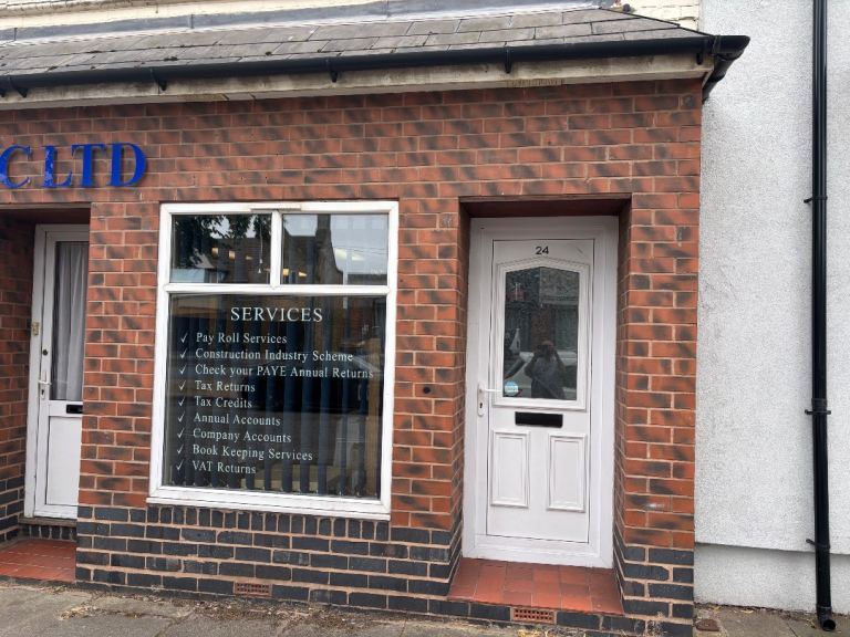 ERDINGTON—- Unfurnished 2 bedroom first floor self contained flat