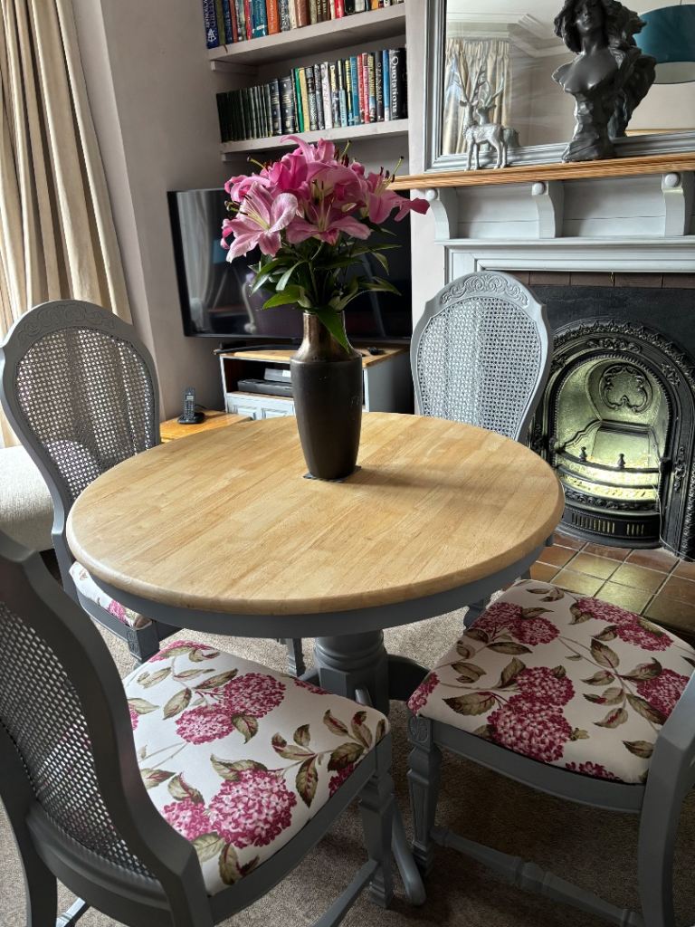 Stunning Round French Style Dining Table & Chairs