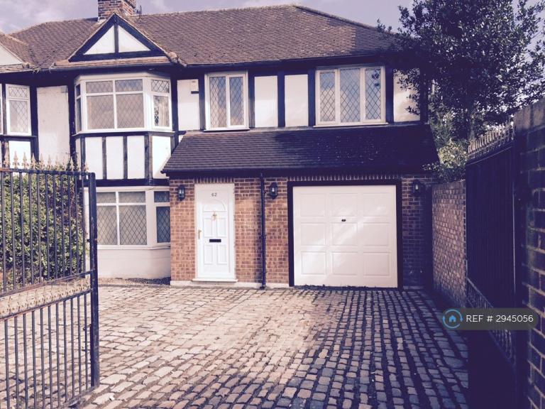 1 bedroom in Robin Hood Way, London, SW15 (#2945056)