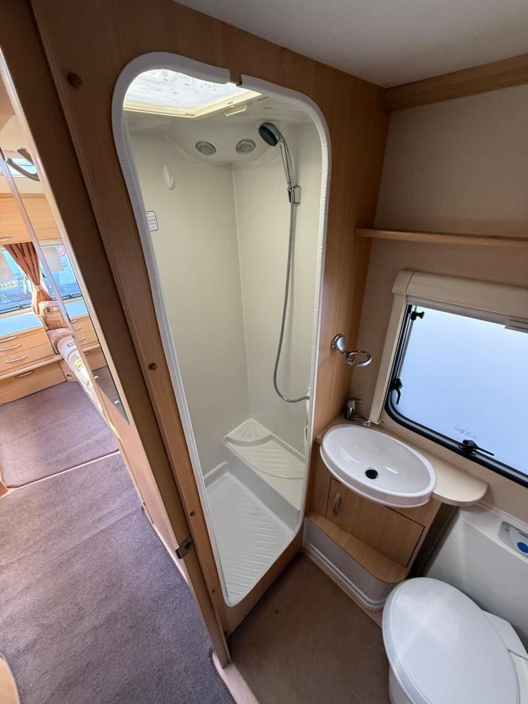 Abbey Vogue 2 610 Twin Axle Rear Island Bed Middle Bathroom