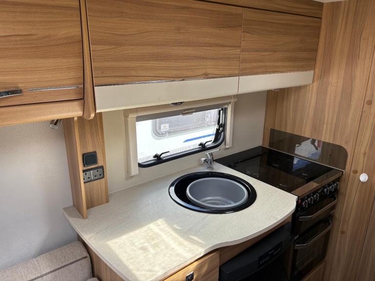 ELDDIS AVANTE 462 - 2 BERTH CARAVAN WITH END WASHROOM AND MOTORMOVER