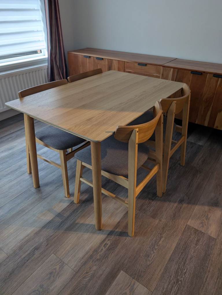 Nearly brand new table and chairs 
