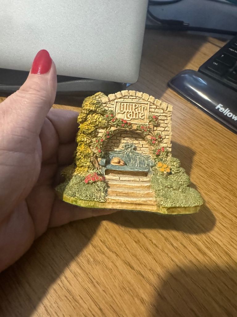 Lilliput Lane 'Cosy Corner' Figurine - Made in UK