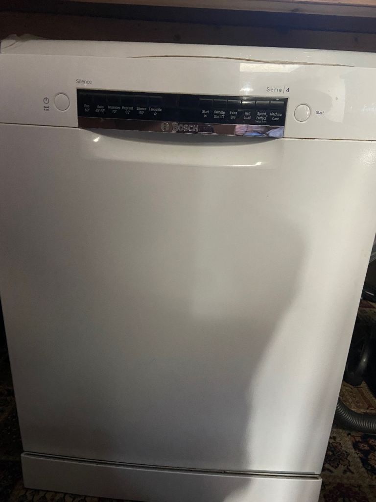 Bosch Serie 4 Dishwasher – White, As Good As New
