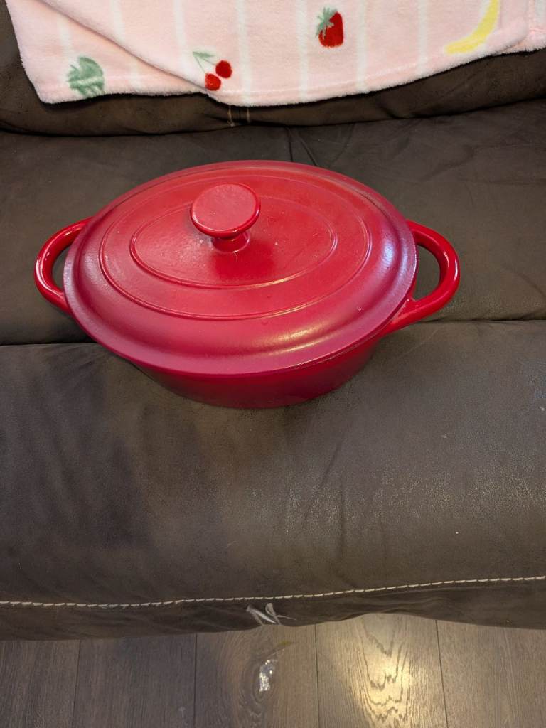 Red Cast Iron Roasting Pot with Lid – Good Condition