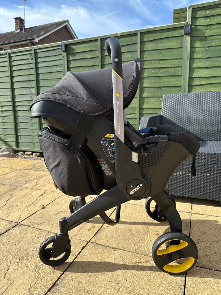 Doona Car Seat & Stroller + ISOFIX Base, Bag & Rain Cover – good Condition