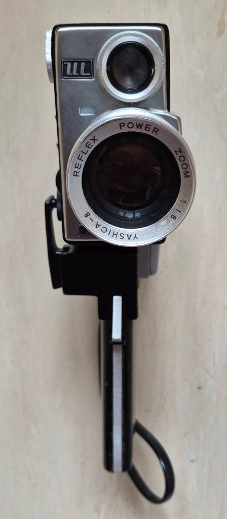 Yashica - 8 Auto Loading Reflex Power Zoom 1: 1.8 Camcorder