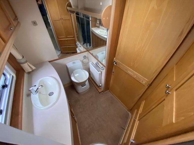 VANMASTER ACCOLADE 520 - 2010 - 2 BERTH - END WASHROOM - MOVER - PRISTINE 