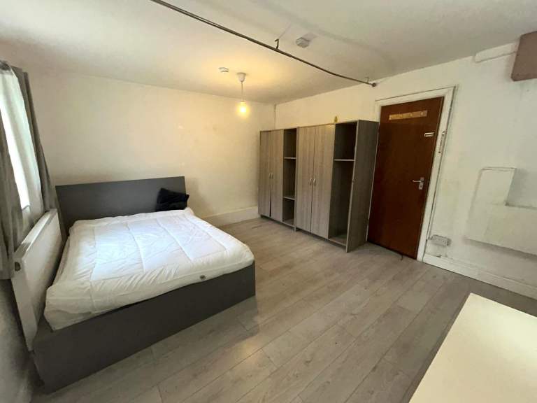 Lovely Studio flat available to rent. With Garden. DSS, Working couple/single. East Acton. £1350 pm