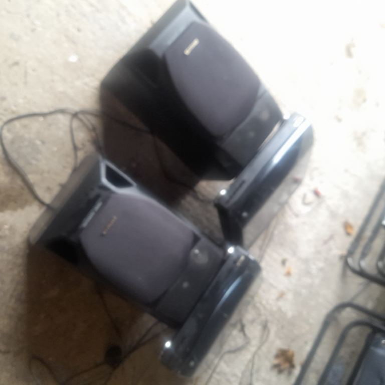 2aiwa turntables and 2 speakers