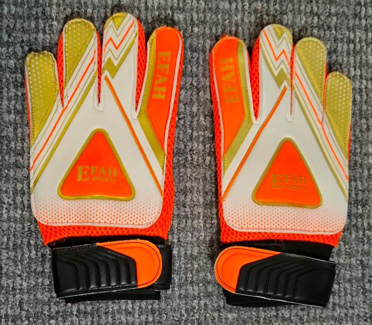 New Football Goalkeeper Gloves – Junior & Senior Sizes 2–8 – £4