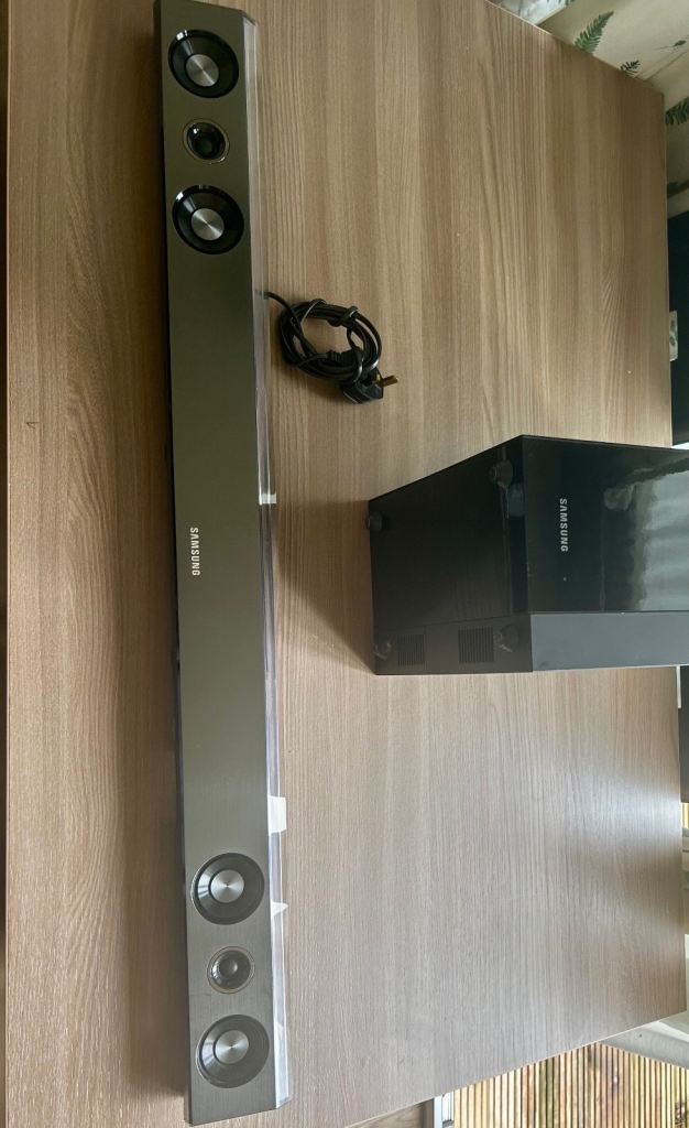 Samsung Soundbar and Wireless Subwoofer – Good Condition