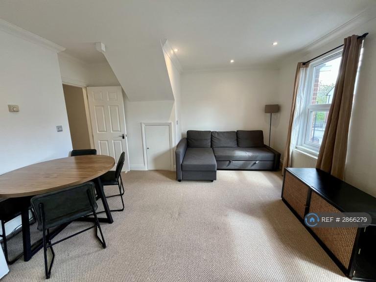 2 bedroom flat in Upper Richmond Road, London, SW15 (2 bed) (#2866279)
