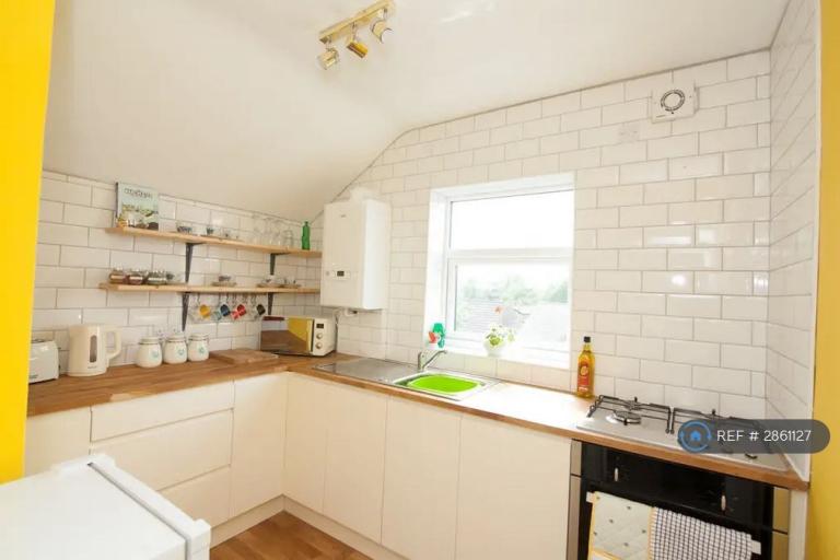 2 bedroom flat in Stockport Road, Manchester, M19 (2 bed) (#2861127)