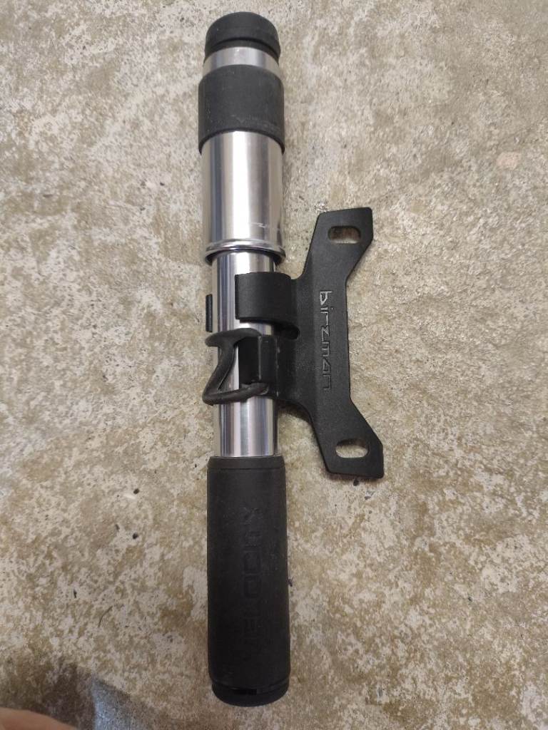 Birzman Compact Bike Pump with Frame Mount – Excellent Condition