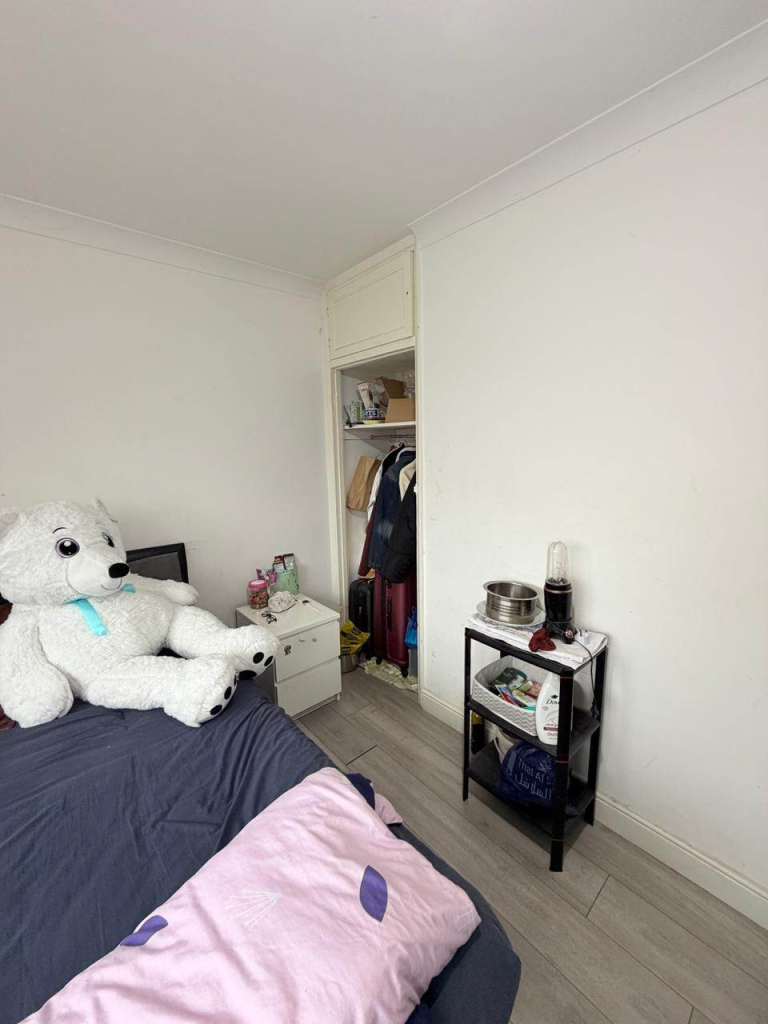 Large, clean, new & spacious room in Hounslow West