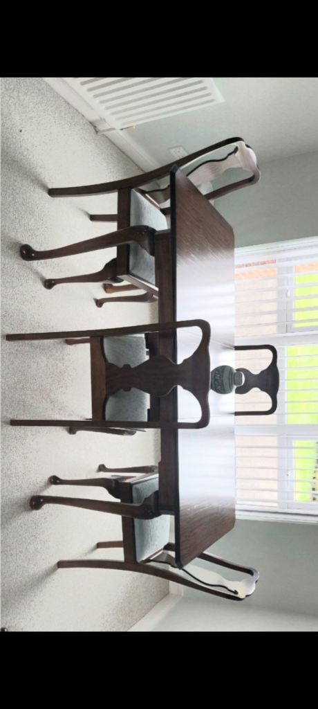 Dining room extendable table and 4 chairs.