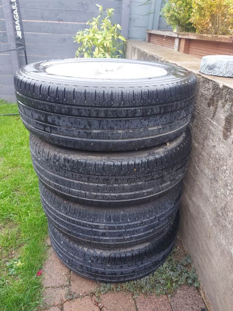 4x tyres with alloys 235/65 R19 Land Rover sport