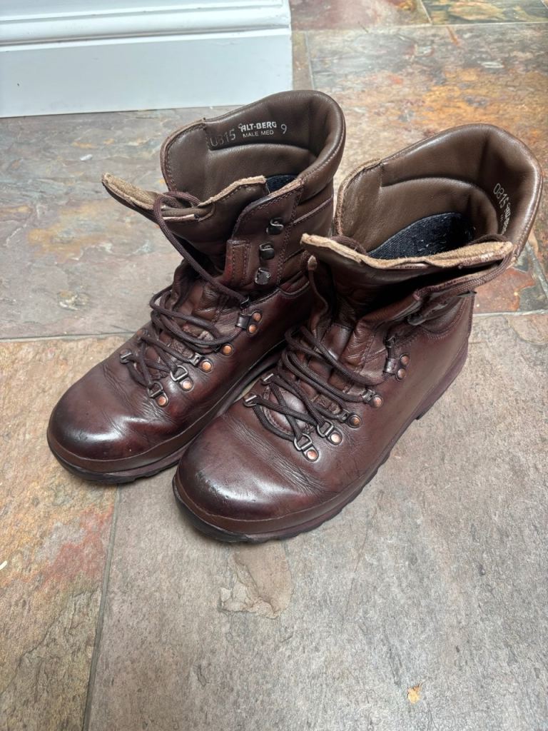 Alt-Berg Defender Issue Boots - Size 9 – Brown Leather, Good Condition