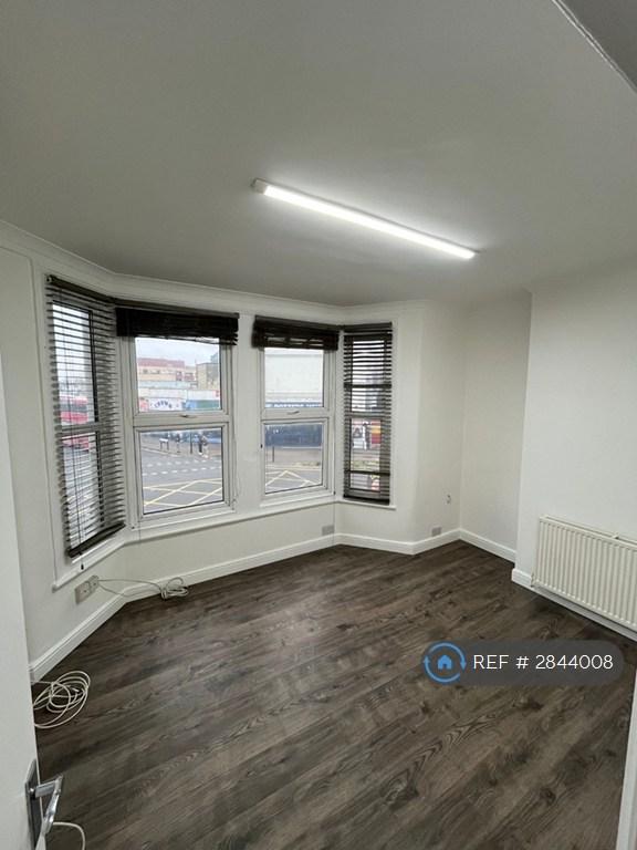 2 bedroom flat in Lea Bridge Road, London, E10 (2 bed) (#2844008)