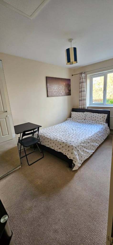 Double room to share available now