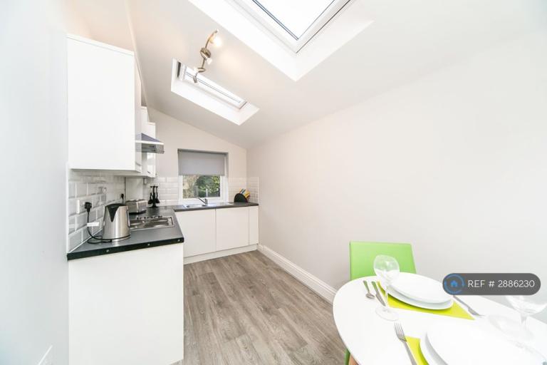 1 bedroom flat in Helena House, Reading, RG1 (1 bed) (#2886230)