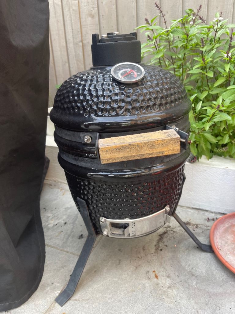 Compact Kamado-style BBQ with Thermometer – Good Condition