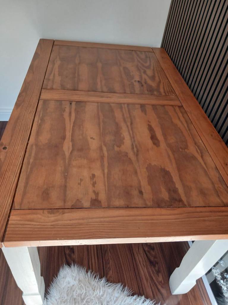 Dinning table and 4 chairs in very good condition 