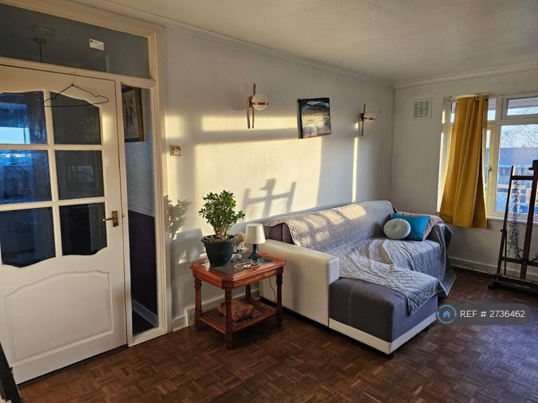 3 bedroom flat in Brecon Court, London, SE9 (3 bed) (#2736462)