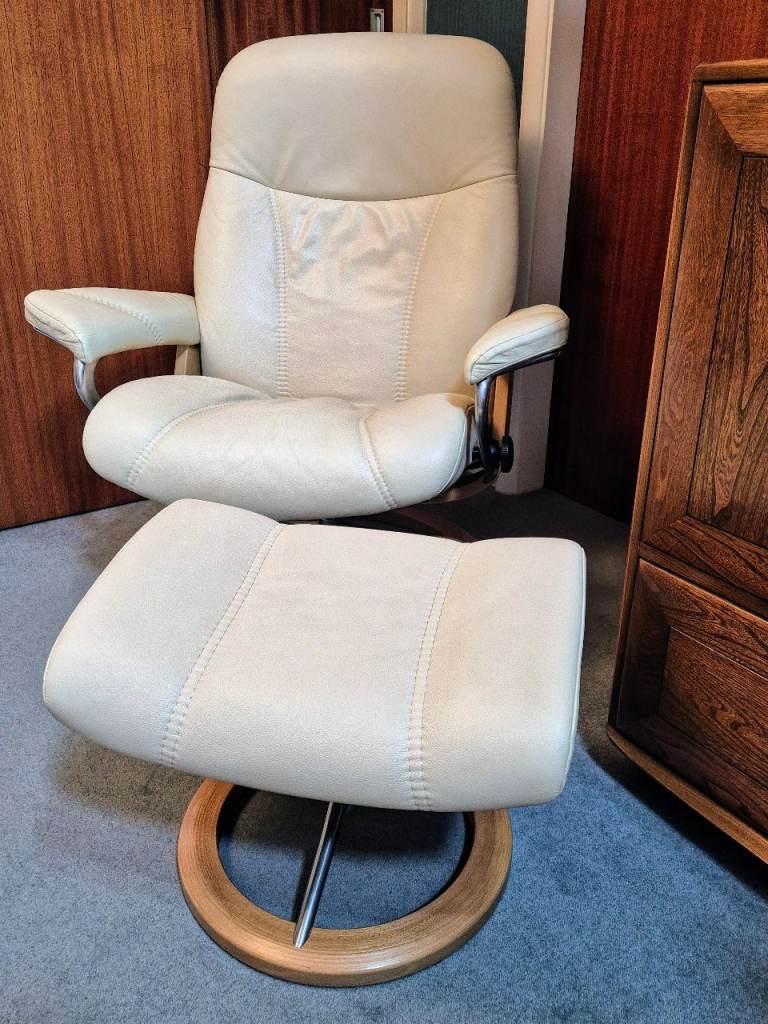 Stressless Consul Cream leather Signature chair + Footstool. Excellent Condition, As New