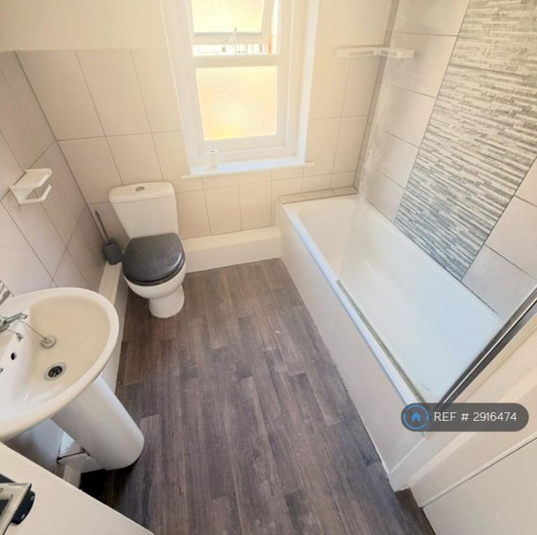 2 bedroom flat in Clifton Road, Llandudno, LL30 (2 bed) (#2916474)