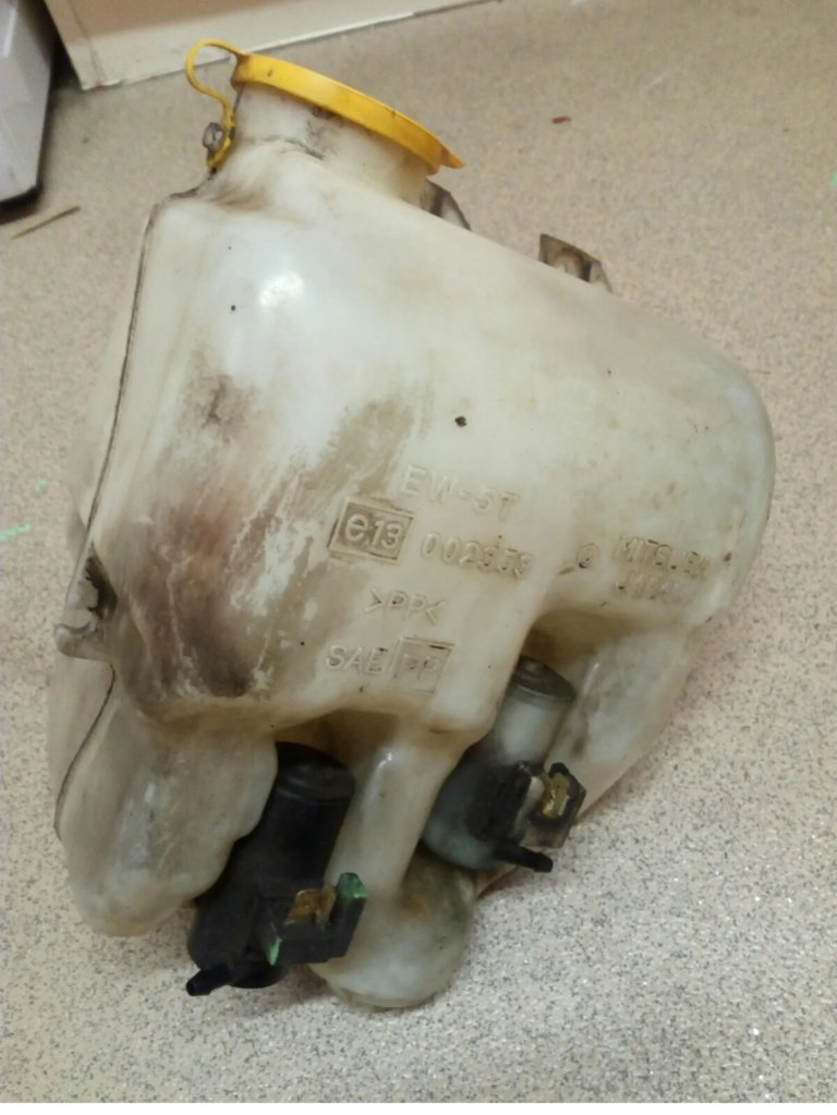 Subaru coolant resevoir