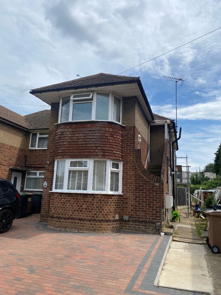 To let 3 bedroom large flat Lu49dL